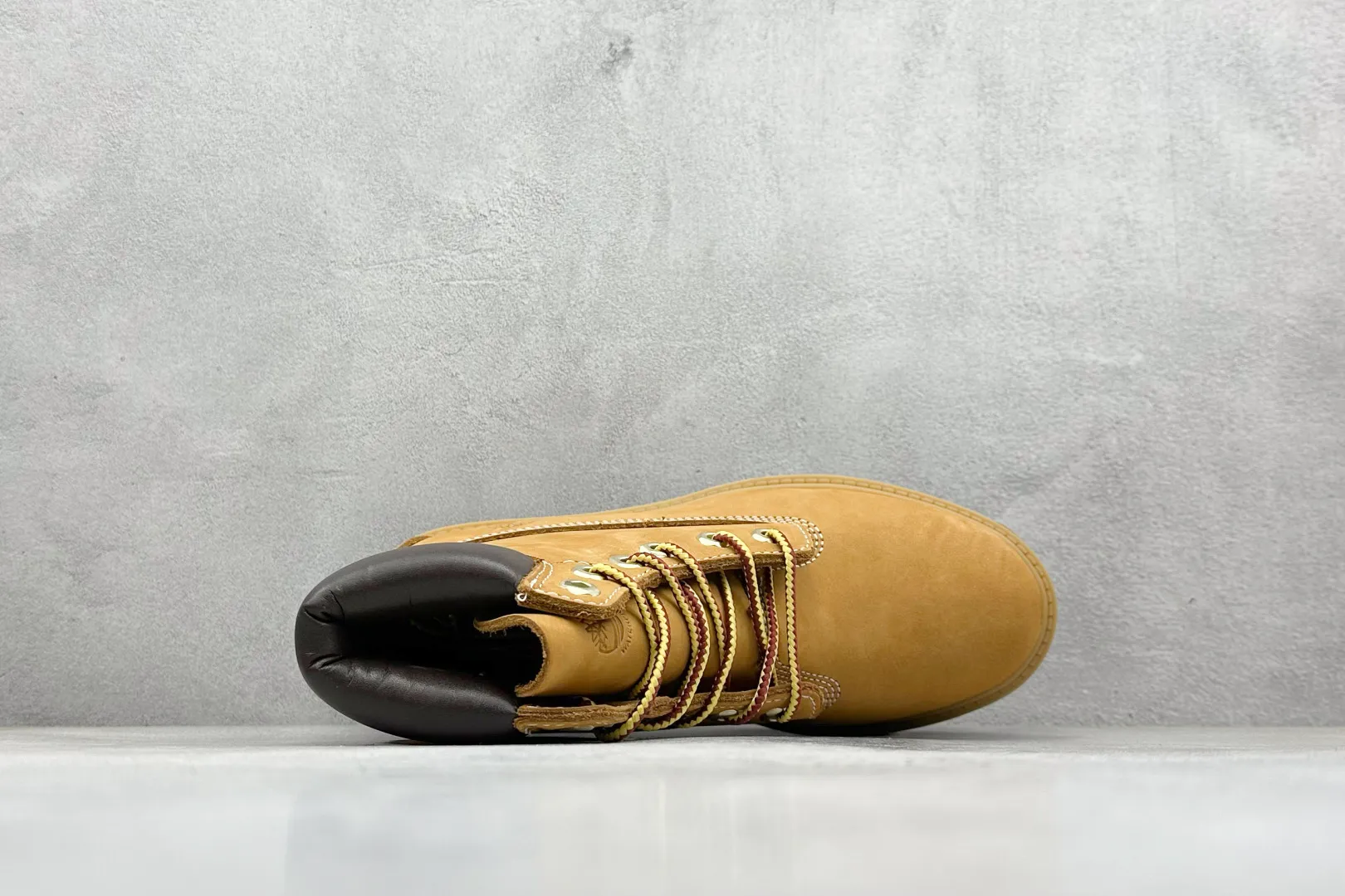🐲💰 600 supports store Guangdong Zhongshan version of Timberland, which can’t be beaten / classic yellow high top [Female six-hole model 10361 Men’s seven-hole model 10061] Produced by OEM factory in Zhuhai, Guangdong. Orders shipped through a unified channel of Hong Kong purchasing agency. Consistent quality. Analysis of original authentic process. Imported waterproof frosted cowhide. Purple light logo anti-counterfeiting mark. Precise computer stitching. Four lines in parallel process. Dynamic waterproofing for 10,000 times of horizontal folding. Integrated Molding injection molding process (⚠️different from cold-bonded one-piece molding version) Rubber non-slip outsole is durable and wear-resistant Full genuine cowhide collar inner insole Equipped with anti-fatigue shock-absorbing honeycomb insole High comfort High practicality in daily life Classic, simple and easy to match Full set of cabinet packaging accessories Size: 35-40